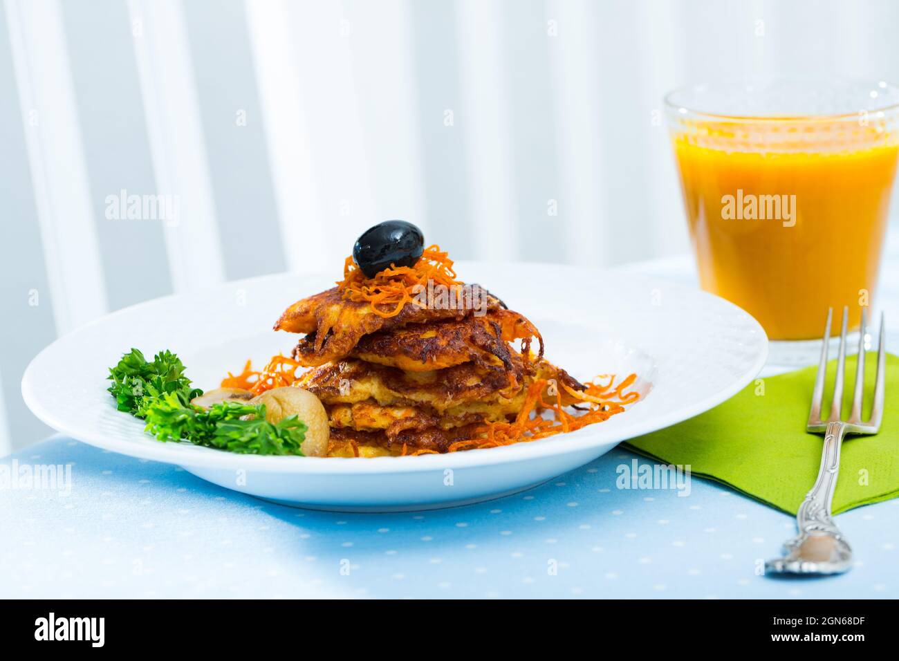 Karottenpasteten mit Karottensaft Stockfoto