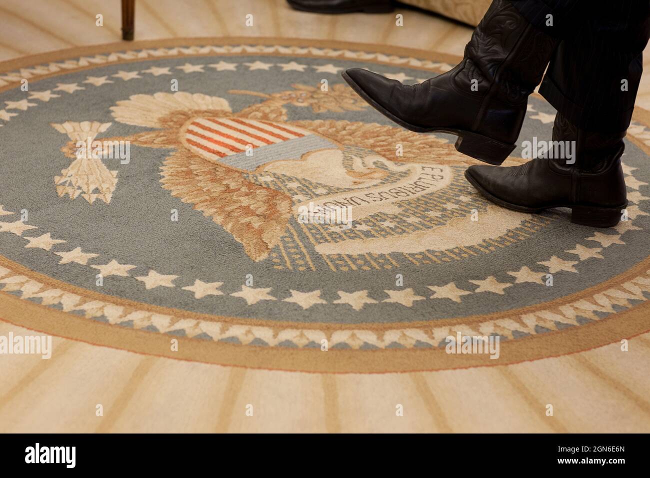 Peter Orszag, Direktor des Verwaltungsbüros und des Budgets, nimmt am 16. Februar 2010 an einem Treffen mit Präsident Barack Obama im Oval Office Teil. (Offizielles Foto des Weißen Hauses von Pete Souza) Dieses offizielle Foto des Weißen Hauses wird nur zur Veröffentlichung durch Nachrichtenorganisationen und/oder zum persönlichen Druck durch die Betreffzeile(en) des Fotos zur Verfügung gestellt. Das Foto darf in keiner Weise manipuliert werden und darf nicht in kommerziellen oder politischen Materialien, Anzeigen, E-Mails, Produkten, Werbeaktionen verwendet werden, die in irgendeiner Weise die Zustimmung oder Billigung des Präsidenten, der ersten Familie oder der Wh nahelege Stockfoto