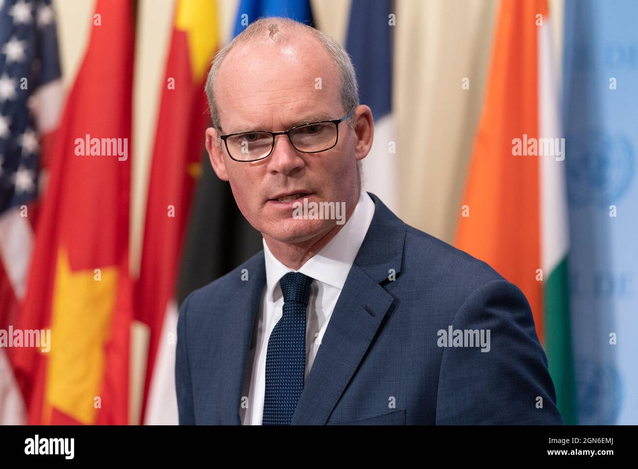 New York, Usa. September 2021. Simon Coveney, Minister für auswärtige Angelegenheiten und Verteidigung Irlands, sprach über den interaktiven Dialog des Sicherheitsrats mit der Liga der Arabischen Staaten am Hauptsitz der Vereinten Nationen. Er informiert Reporter darüber, was sie während eines Gesprächs zwischen dem Sicherheitsrat und Mitgliedern der Liga der Arabischen Staaten über die Situation im Nahen Osten sowie im Jemen, Iran und Libyen erwarten können. (Foto von Lev Radin/Pacific Press) Quelle: Pacific Press Media Production Corp./Alamy Live News Stockfoto