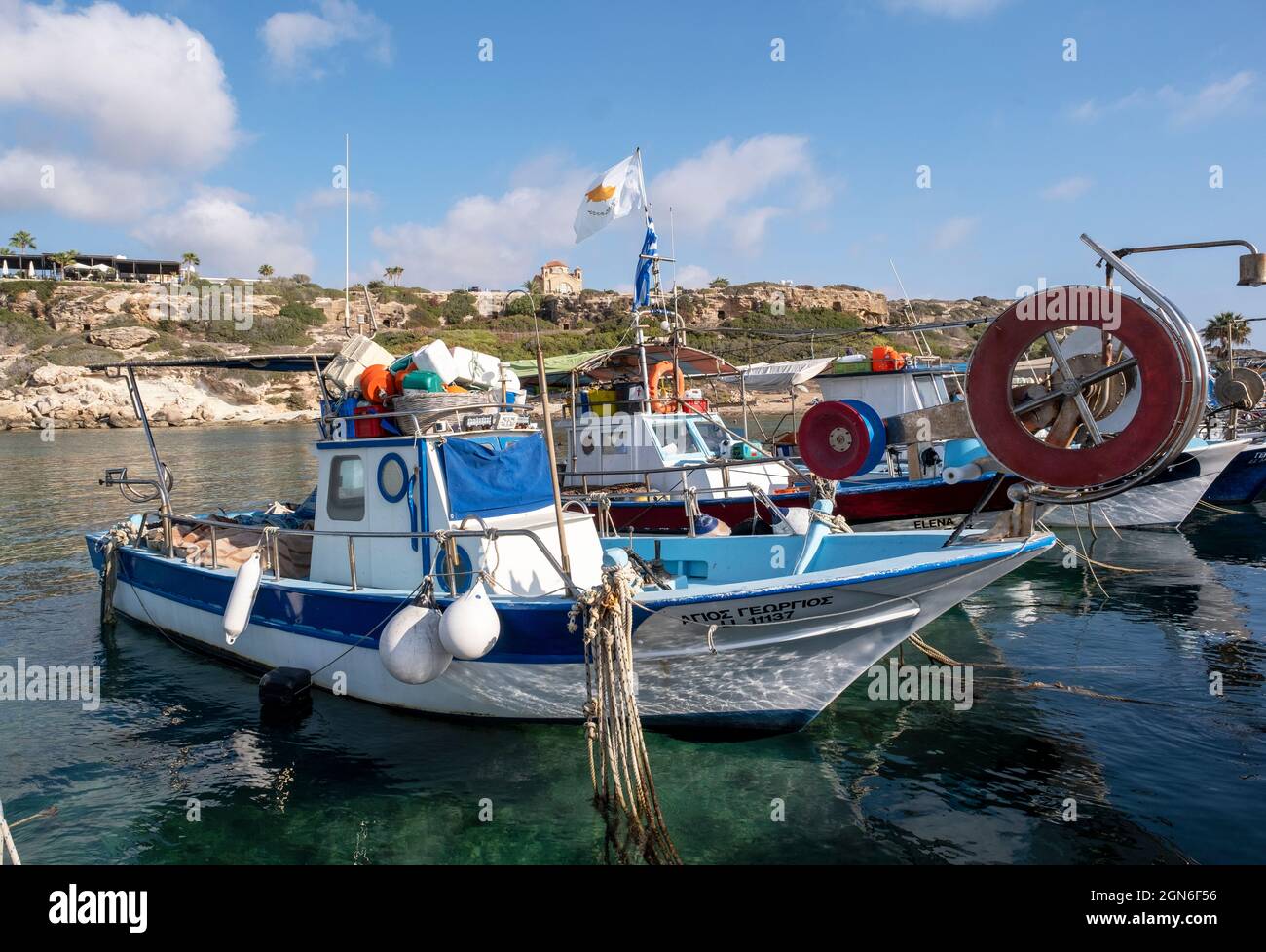 Fischerboote im Hafen von Agios Georgios, Peyia, Zypern günstig. Stockfoto