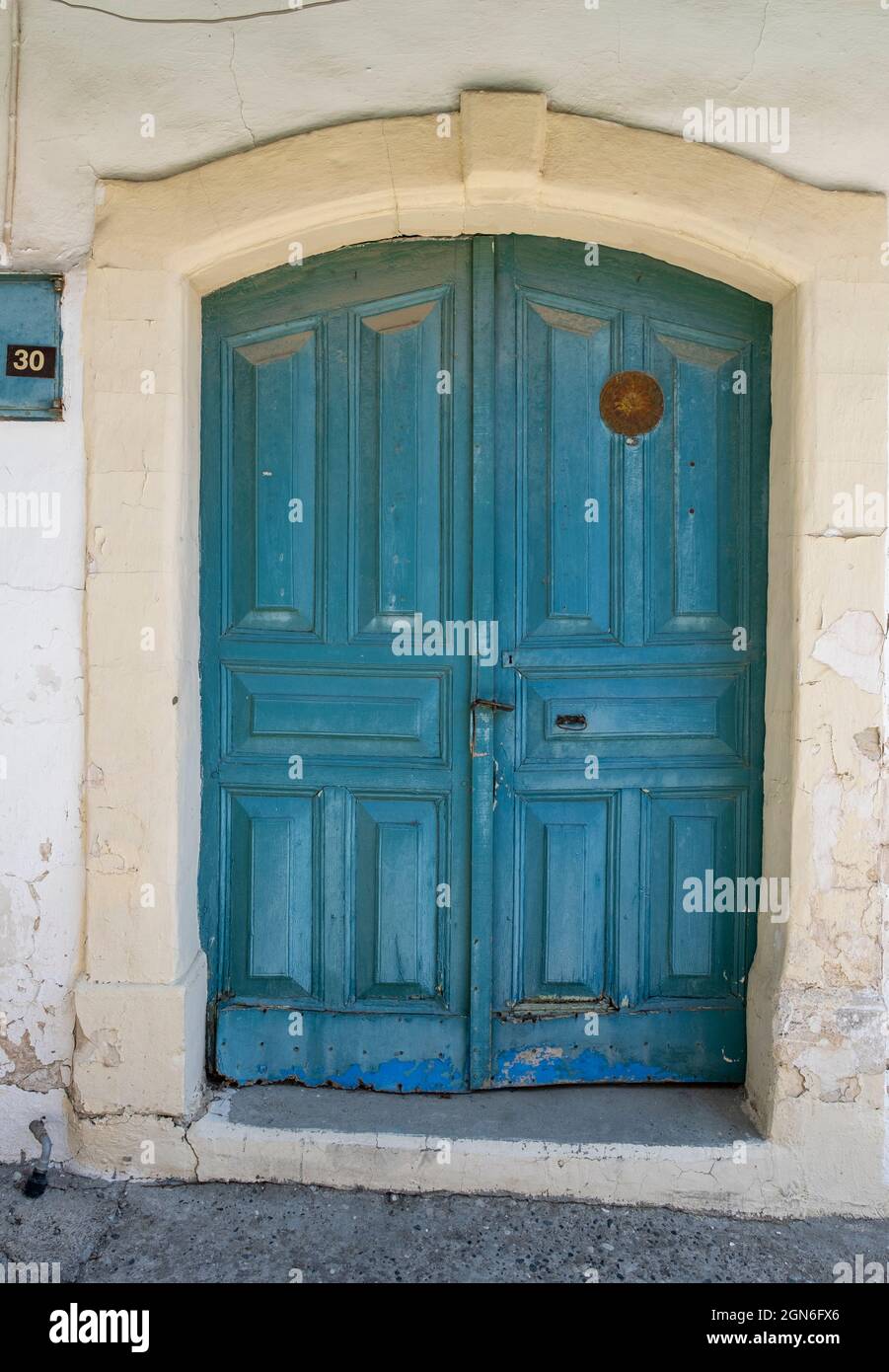 Traditionelle zyprische Tür, Omodos Dorf, Zypern. Stockfoto