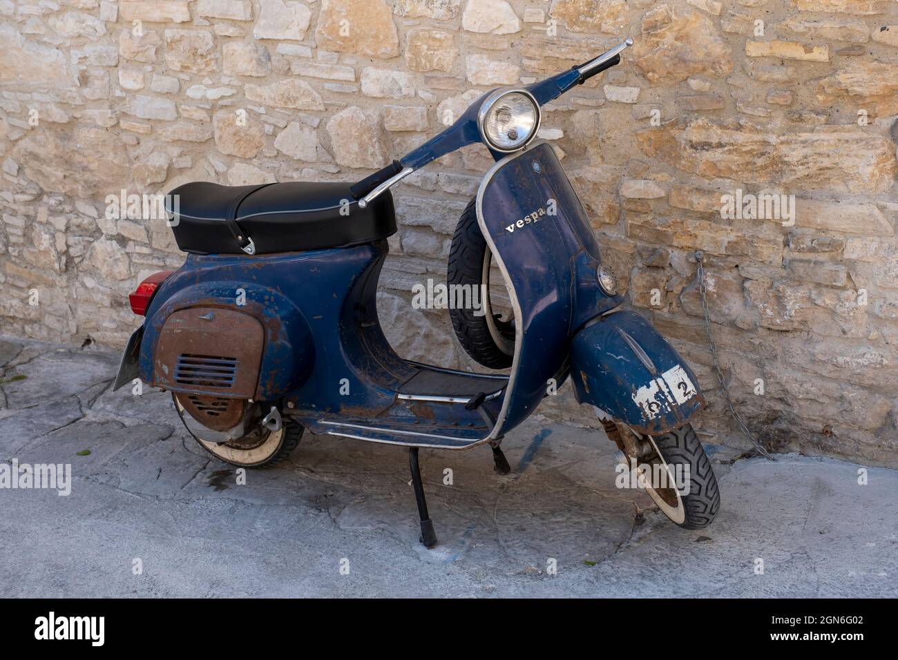 Vespa Roller, geparkt in einer Seitenstraße in Omodos Dorf, Zypern. Stockfoto