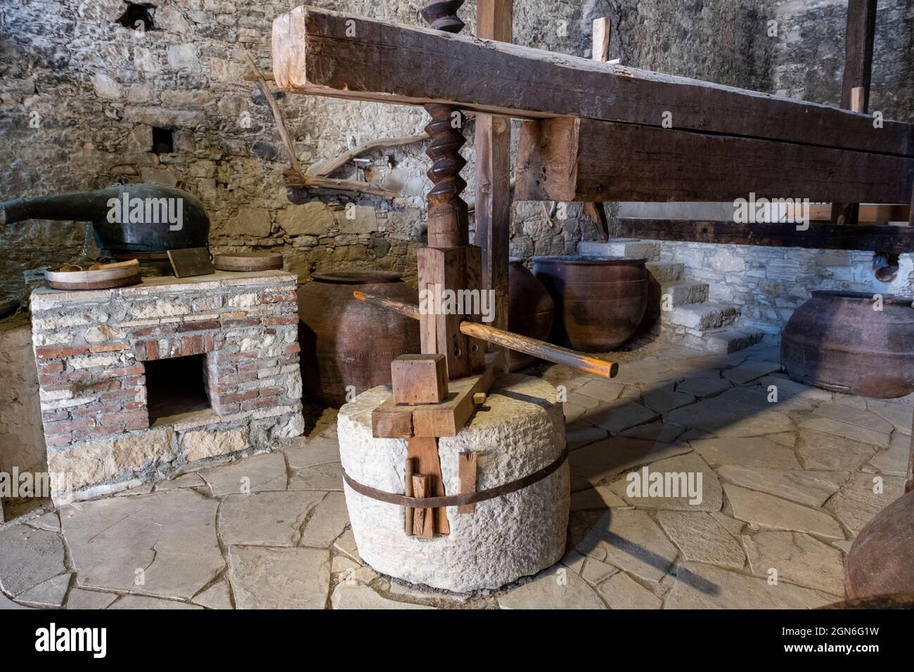 Historische Weinpresse im Dorf Omodos, Zypern Stockfoto