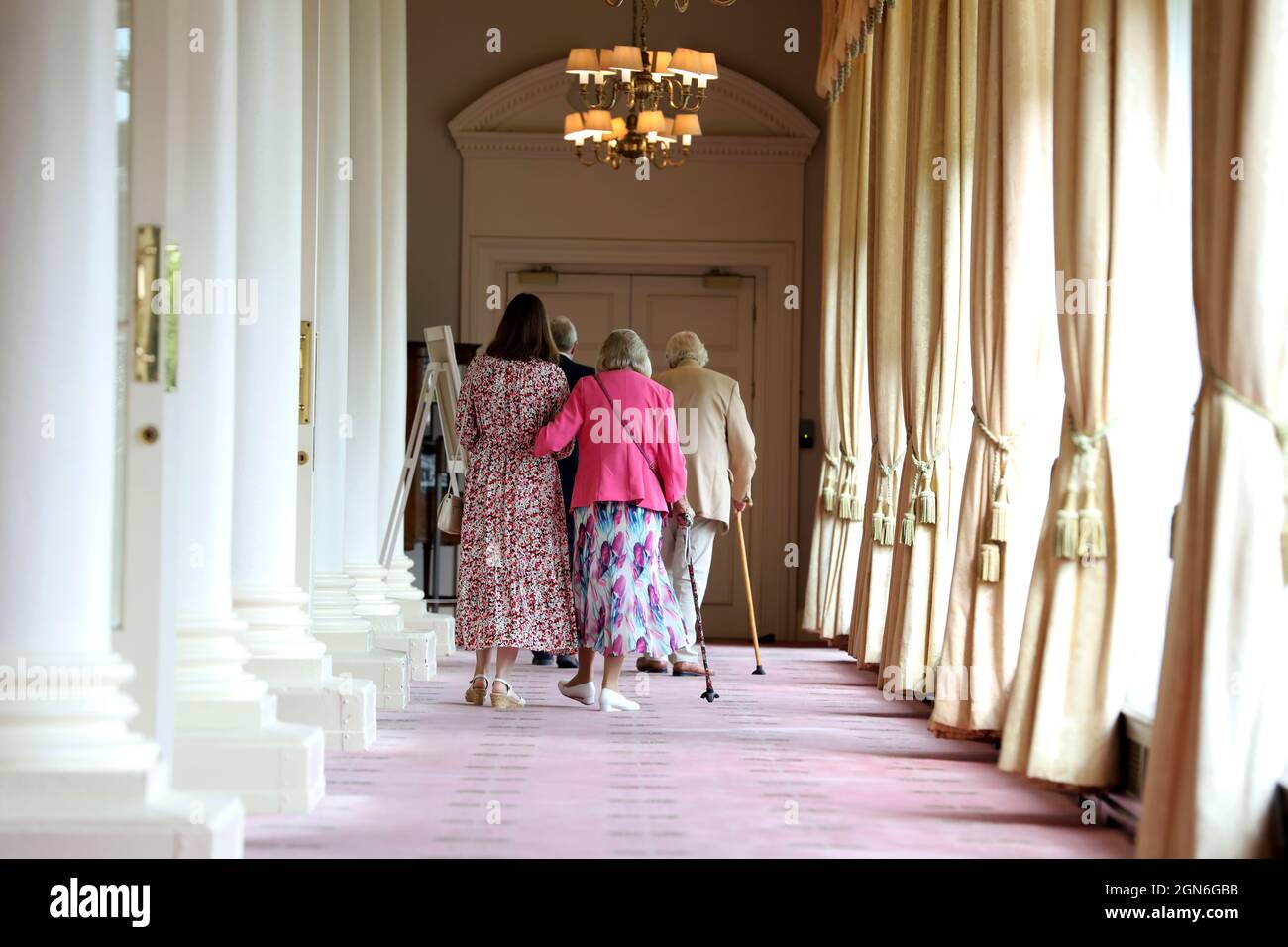 Zwei Generationen einer Familie, die in einem Hotel in Eastbourne, East Sussex, Großbritannien, zusammenläuft. Stockfoto