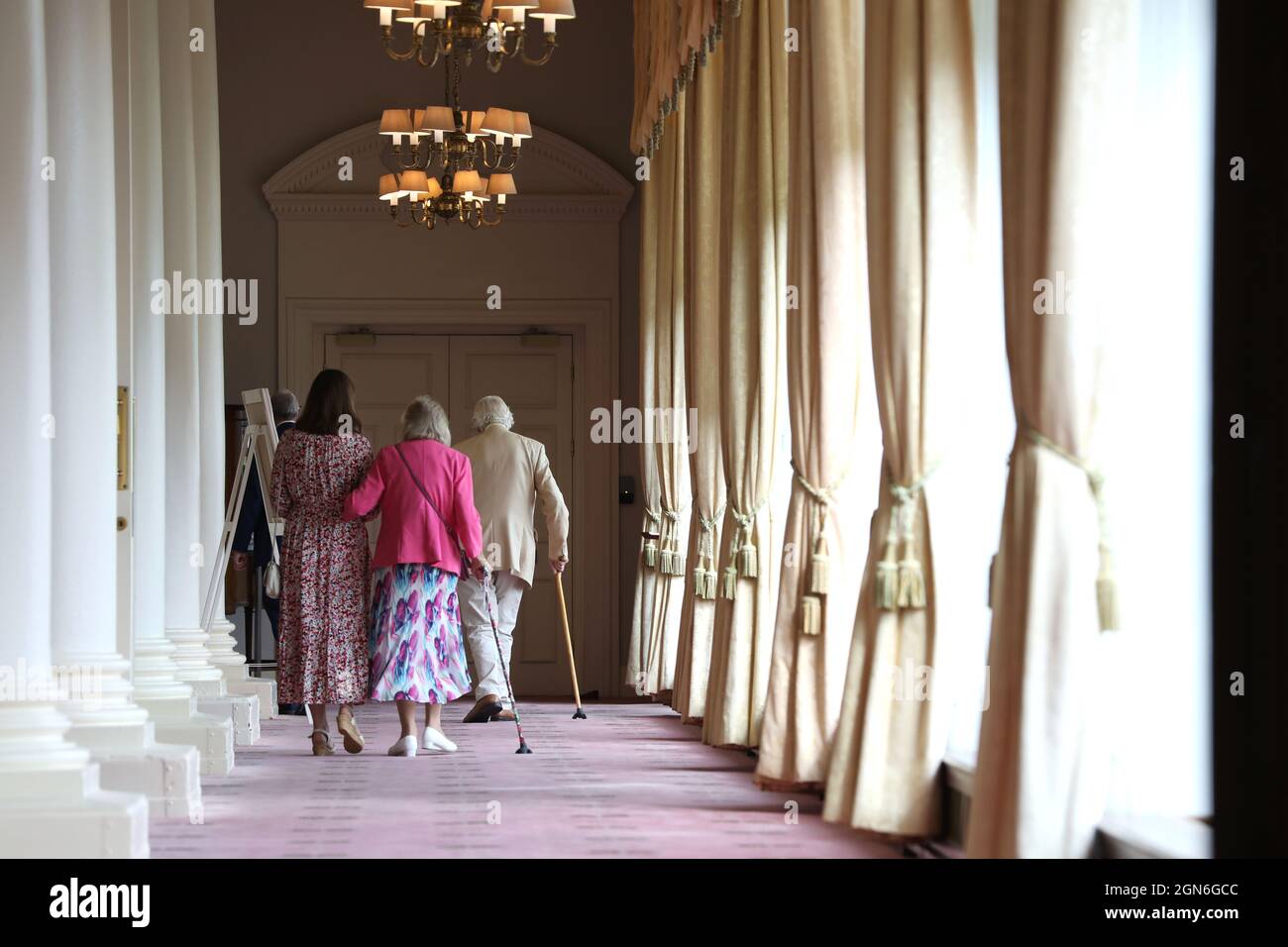 Zwei Generationen einer Familie, die in einem Hotel in Eastbourne, East Sussex, Großbritannien, zusammenläuft. Stockfoto