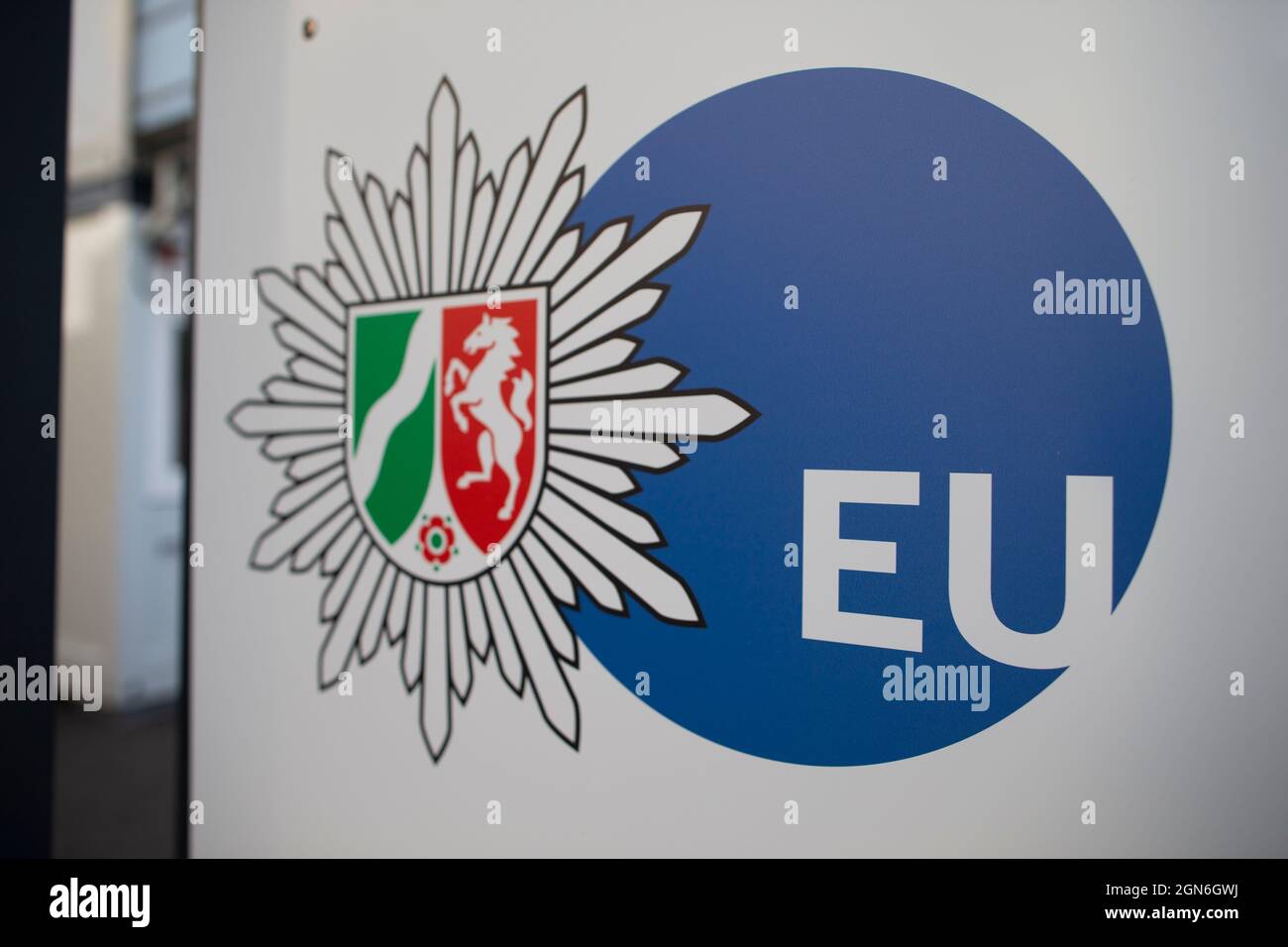 Schleiden, Deutschland. September 2021. Die Polizeistation wurde vorübergehend in einem Container untergebracht. Mitte Juli wurde die reguläre Polizeistation im Dorf vom nahe gelegenen Fluss Olef überflutet. Kredit: Thomas Bandeyer/dpa/Alamy Live Nachrichten Stockfoto