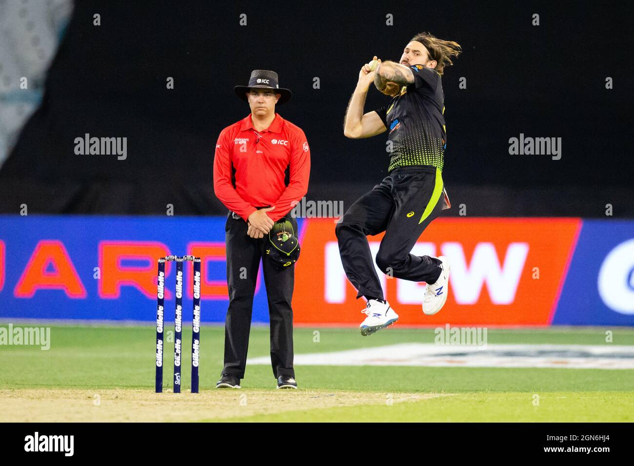 MELBOURNE, AUSTRALIEN - 01. NOVEMBER: Kane Richardson von Australien bowle während des Twenty20 International Cricket Match zwischen Australien und Sri Lanka auf dem Melbourne Cricket Ground am 01. November 2019 in Melbourne, Australien. Kredit: Dave Hewison/Alamy Live Nachrichten Stockfoto