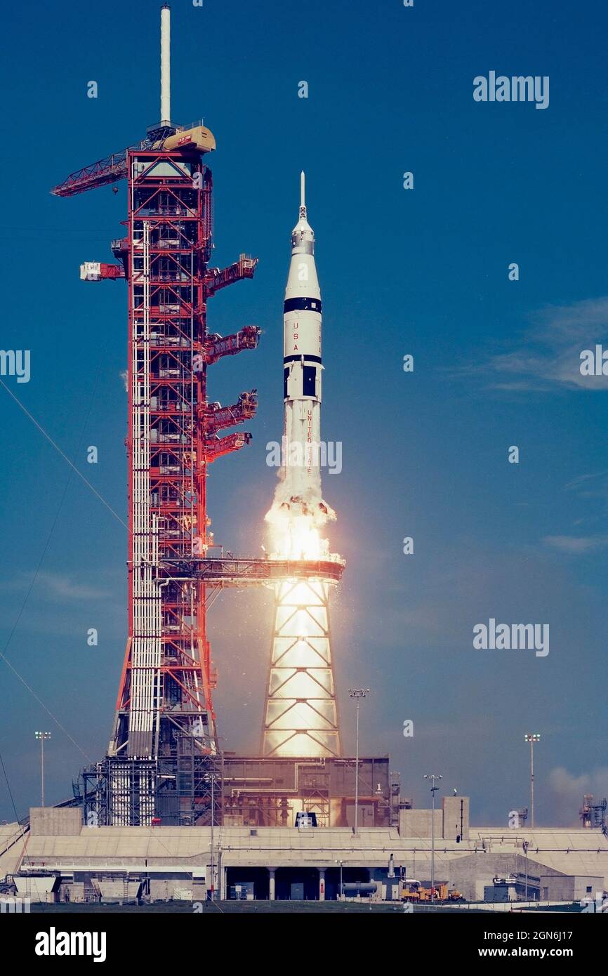 CAPE CANAVERAL, Florida – das Apollo-Sojus-Testprojekt Saturn IB-Startfahrzeug donnerte heute um 3:50 Uhr vom KSC-Startkomplex 39B ab. An Bord des Apollo Command Module waren die ASTP-Astronauten Thomas Stafford, Vance Brand und Donald Slayton. Die Astronauten werden sich treffen und mit einem Sojus-Raumschiff andocken, das heute Morgen von der Startanlage Baikonur in der Sowjetunion gestartet wurde und die sowjetischen Kosmonauten Aleksey Leonov und Valeriy Kubasov trägt. Der erste internationale Raumflug mit Crewed war eine gemeinsame US-UdSSR-Rendezvous- und Docking-Mission. Auch das Apollo-Sojus-Testprojekt oder ASTP Stockfoto