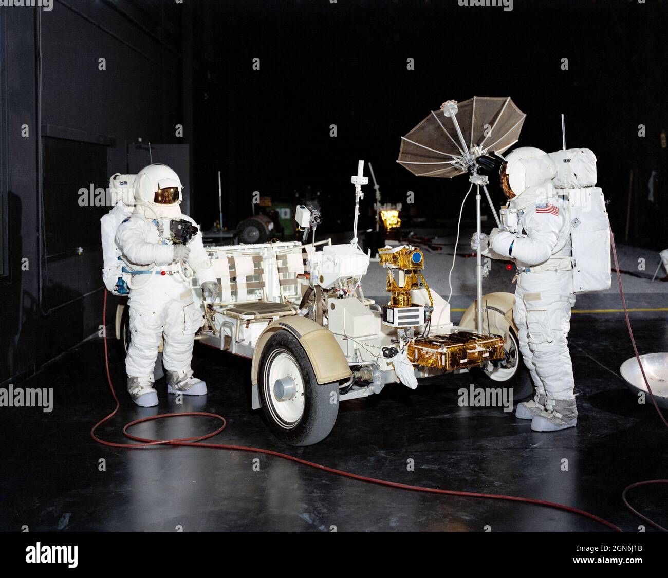 (Januar 1971) --- zwei Mitglieder der Hauptmannschaft der Mondlandemission Apollo 15 werden mit dem Trainer des Lunar Roving Vehicle „One G“ in Gebäude 5, der Mission Simulation and Training Facility, dem bemannten Raumfahrtzentrum, gezeigt. Astronaut David R. Scott (rechts) ist der Apollo 15-Kommandant, und Astronaut James B. Irwin ist der Mondmodulpilot. Ein Lunar Roving Vehicle, ähnlich wie dieser Trainer, wird von Scott und Irwin während ihrer Apollo 15 Mondoberfläche extravehicular Aktivität verwendet werden Stockfoto
