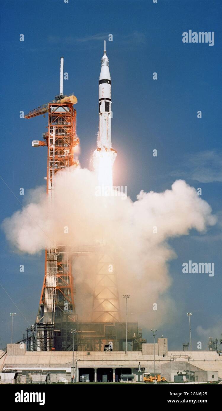 (15. Juli 1975) --- das NASA-Weltraumfahrzeug Apollo/Saturn 1B des Apollo-Sojus-Testprojekts (ASTP) wird vom Pad B, Launch Complex 39, Kennedy Space Center (KSC), Florida, am 15. Juli 1975 um 3:50 Uhr (EDT) gestartet, um die Aufholreise von Apollo in Richtung der bereits erdumkreisenden sowjetischen Sojus-Sonde zu beginnen. An Bord der Apollo-Raumsonde waren die Astronauten Thomas P. Stafford, Vance D. Brand und Donald K. (Deke) Slayton Stockfoto