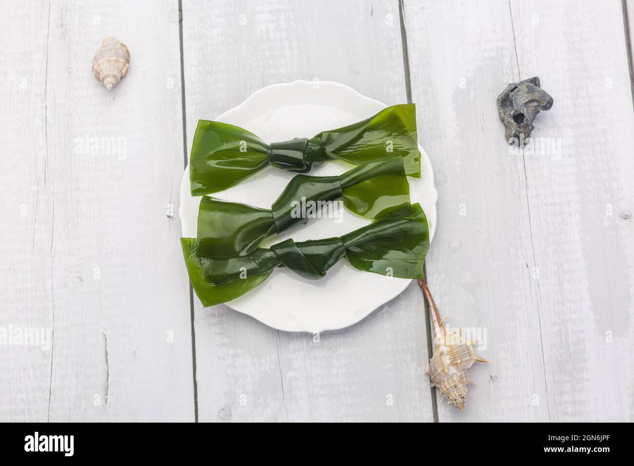 Grüner Kelpknoten für die asiatische Meeresküche Stockfoto