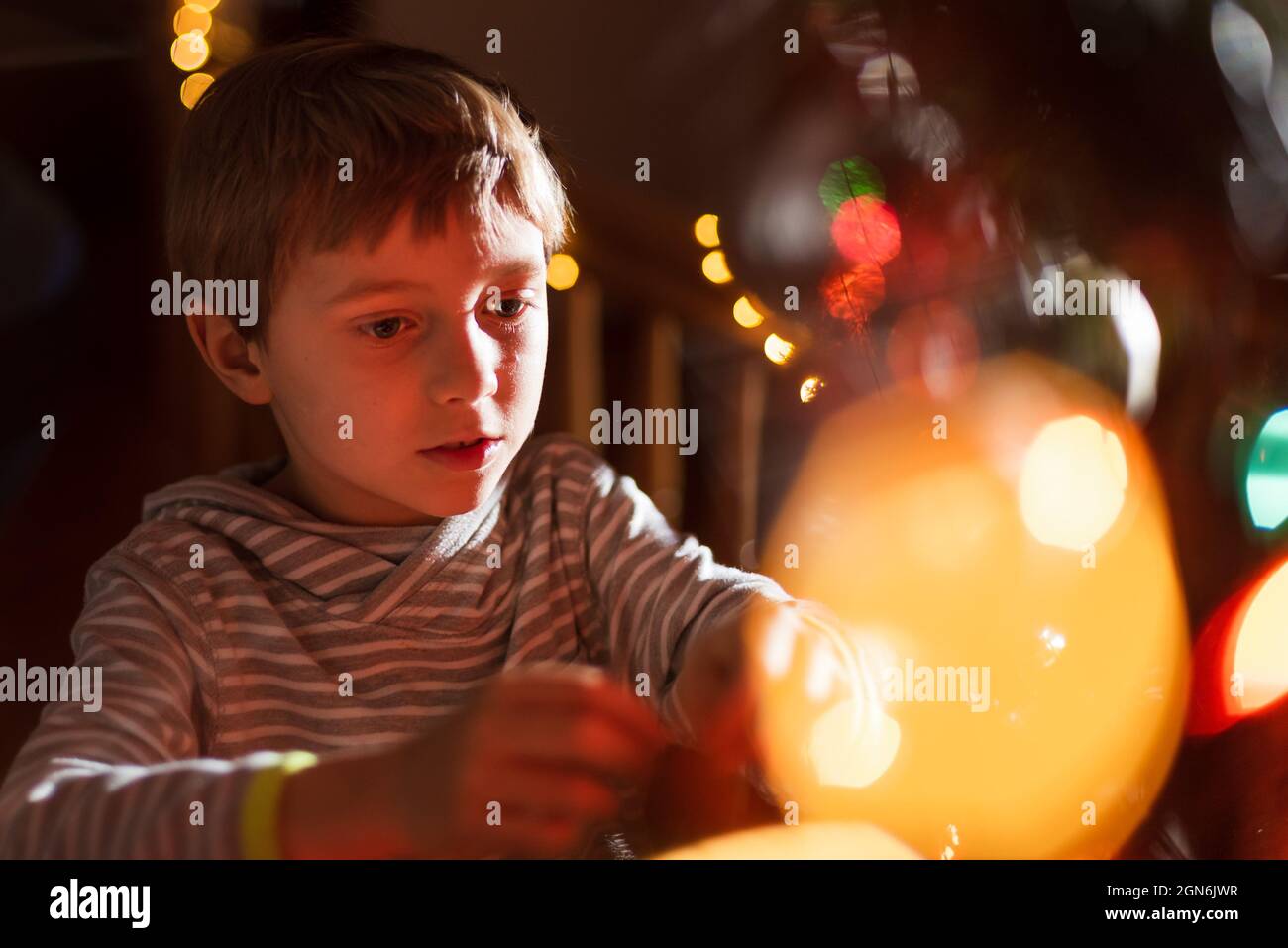 Porträt von 8 Jahre alten Jungen Dekoration Weihnachtsbaum Stockfoto