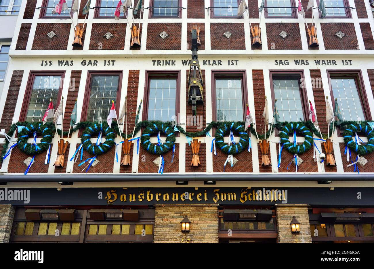 Die Craft Brewery 'zum Schlüssel' in der beliebten Düsseldorfer Altstadt, wo ihre Spezialität frisch aus dem Fass gebraut und serviert wird. Stockfoto