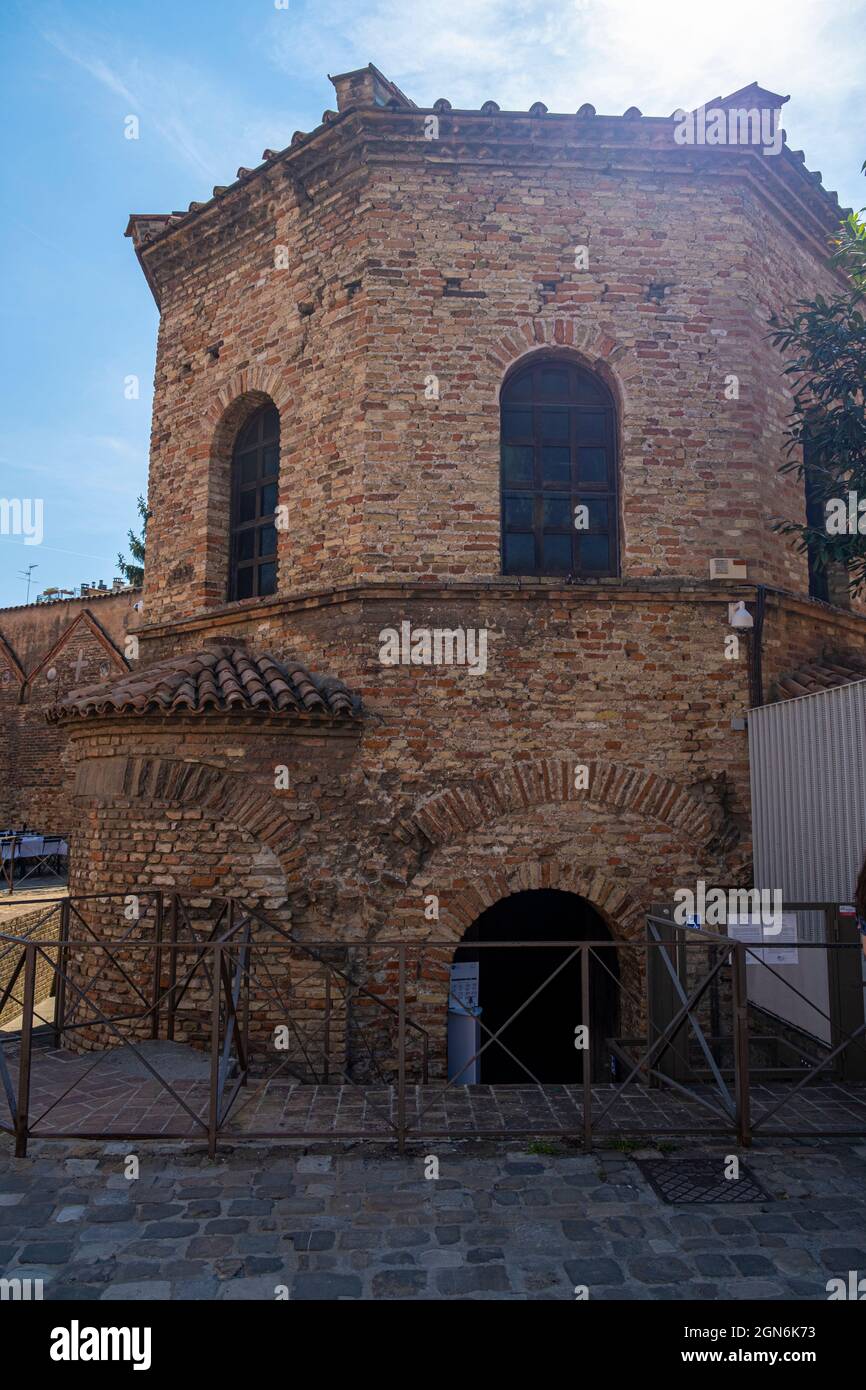 Außenansicht des Baptistery of the Arians (Battistero degli Ariani). Ravenna, Emilia Romagna, Italien, Europa. Stockfoto