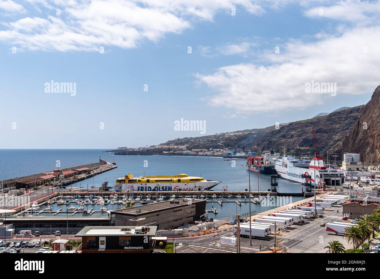 Santa Cruz de La Palma, Spanien - 13. August 2021: Der Hafen von Santa Cruz de La Palma. Stockfoto