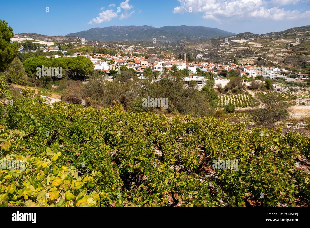 Zypern: Blick auf das Dorf Omodos in den Ausläufern des Troodos-Gebirges, mit dem Olymp in der Ferne. Stockfoto