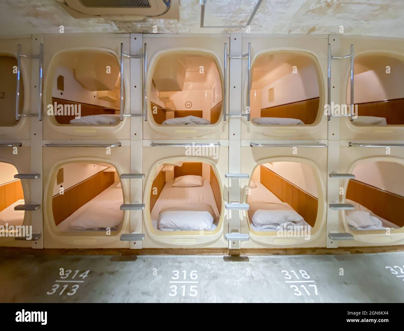 Tokio, Japan - 22. November 2019: Innenansicht des Capsule Hotels 9h ninehours in Tokio, Japan Stockfoto