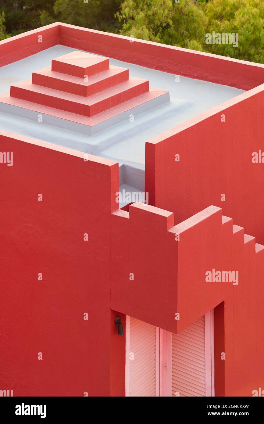 Geometrische Bauweise. Die rote Wand, La Manzanera. Calpe, Spanien Stockfoto