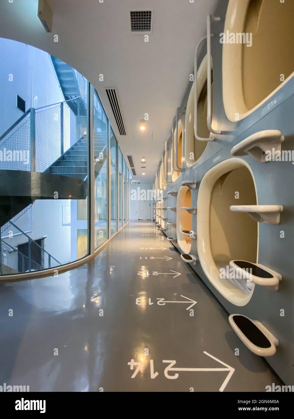 Tokio, Japan - 20. November 2019: Innenansicht des Capsule Hotels 9h ninehours in Tokio, Japan Stockfoto