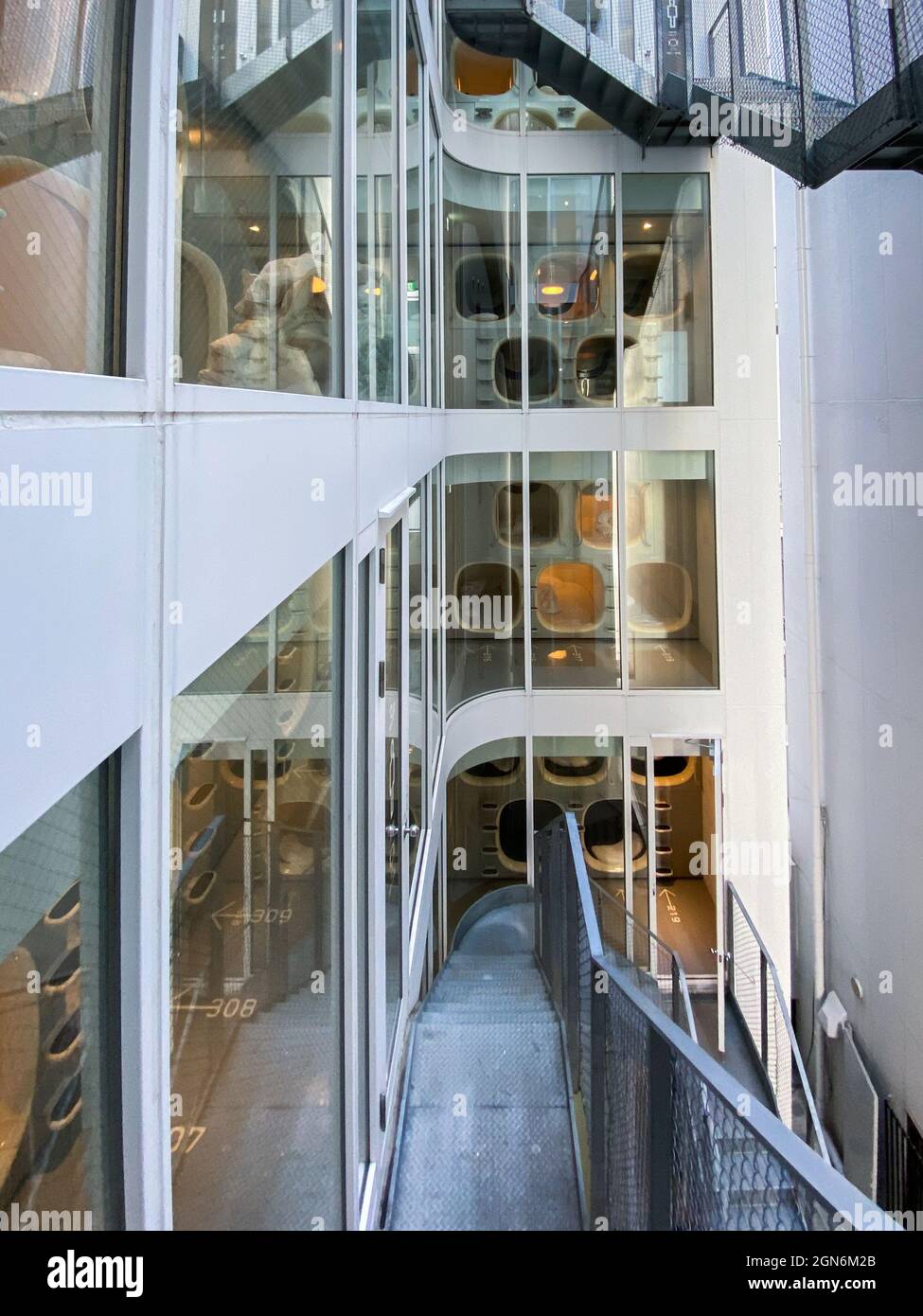 Tokio, Japan - 20. November 2019: Innenansicht des Capsule Hotels 9h ninehours in Tokio, Japan Stockfoto