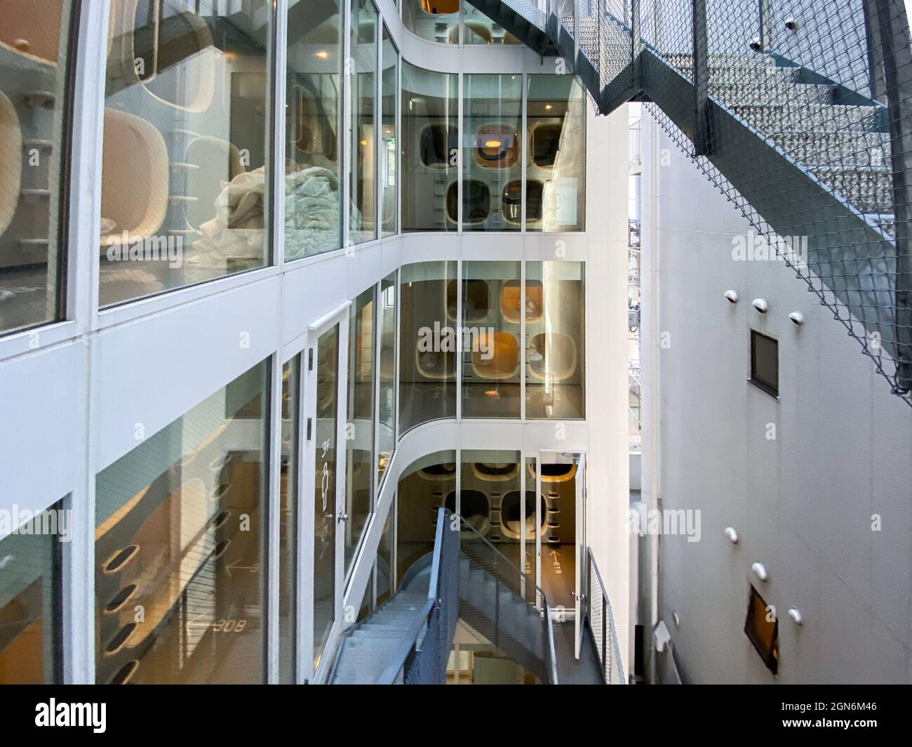 Tokio, Japan - 20. November 2019: Innenansicht des Capsule Hotels 9h ninehours in Tokio, Japan Stockfoto