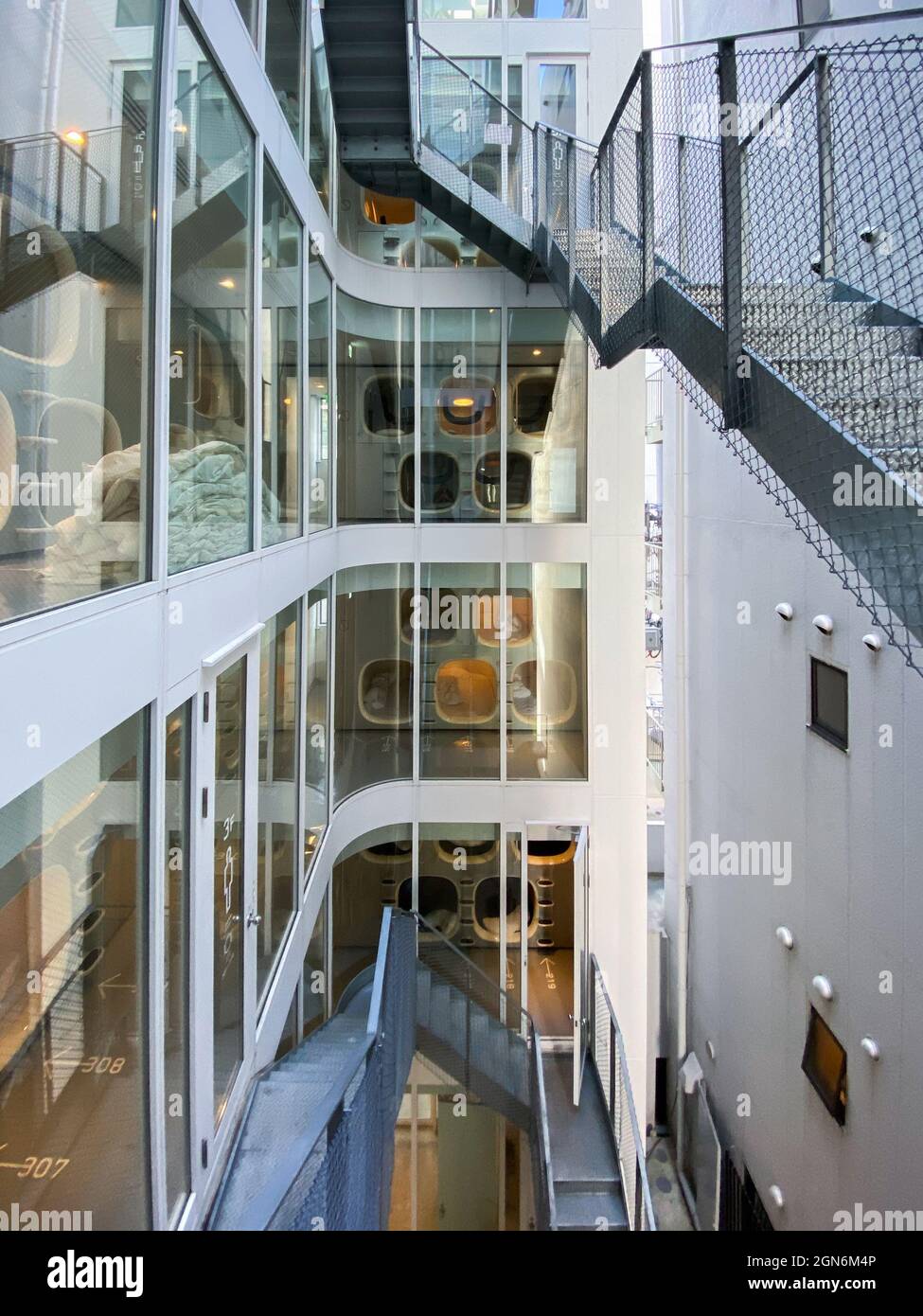 Tokio, Japan - 20. November 2019: Innenansicht des Capsule Hotels 9h ninehours in Tokio, Japan Stockfoto