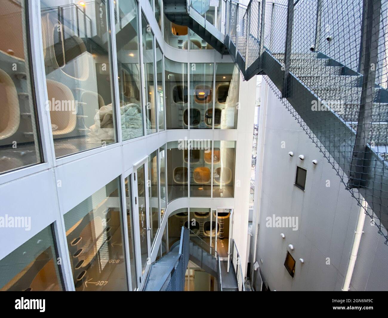 Tokio, Japan - 20. November 2019: Innenansicht des Capsule Hotels 9h ninehours in Tokio, Japan Stockfoto