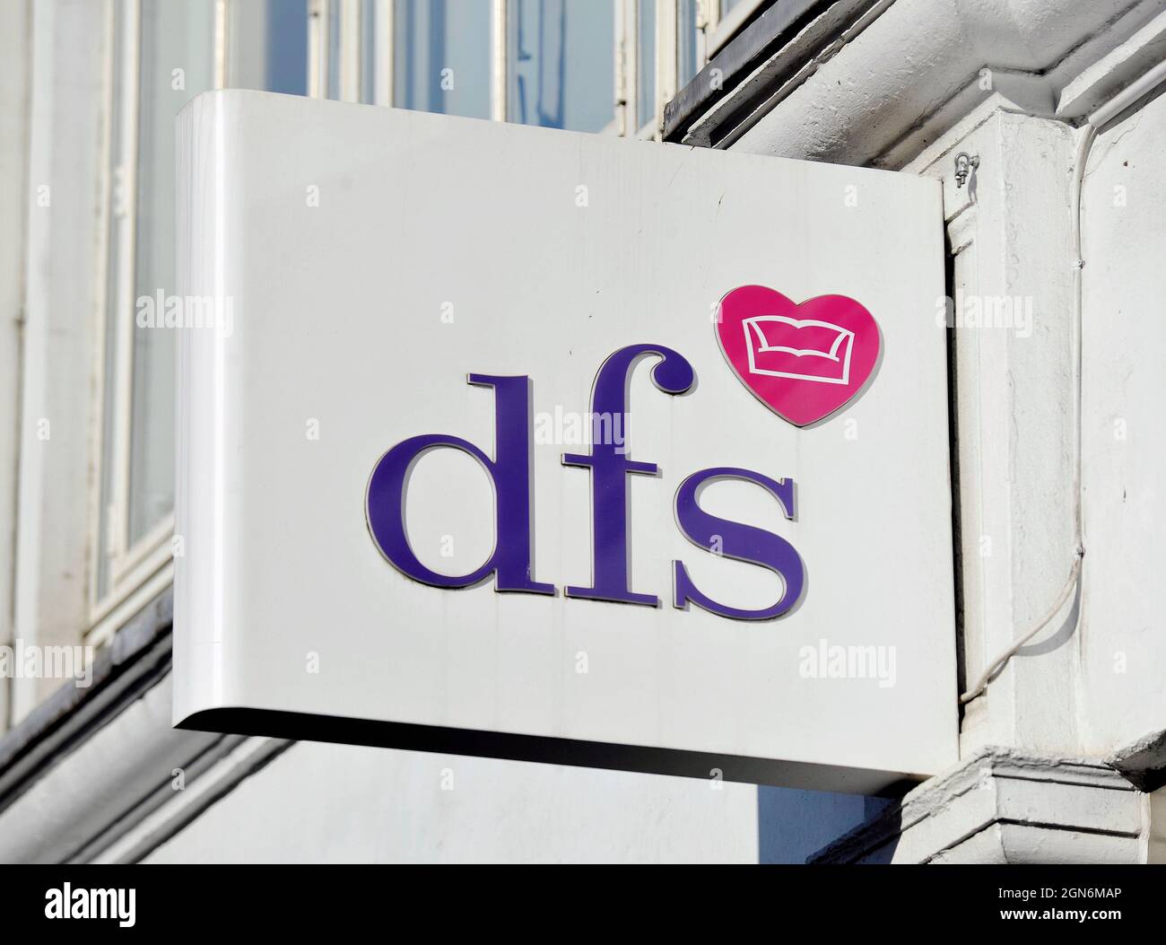 Aktenfoto vom 09/02/15 von einem DFS-Geschäft in der Tottenham Court Road, London. Der Verkäufer von Sofa, DFS, sagte, dass es die Einnahmen sogar noch mehr steigern könnte als die 47 %, die es in den 12 Monaten bis Ende Juni gemeldet hatte, wenn es nicht das Schiff gäbe, das den Suezkanal und Rohstoffknappheit blockierte. Der Möbelgigant sagte, dass der Umsatz von £725 Millionen im letzten Geschäftsjahr auf £1.1 Milliarden im letzten Zeitraum gestiegen sei. Es ist sogar noch höher als vor zwei Jahren, als die DFS einen Umsatz von £996 Millionen erzielte. Stockfoto
