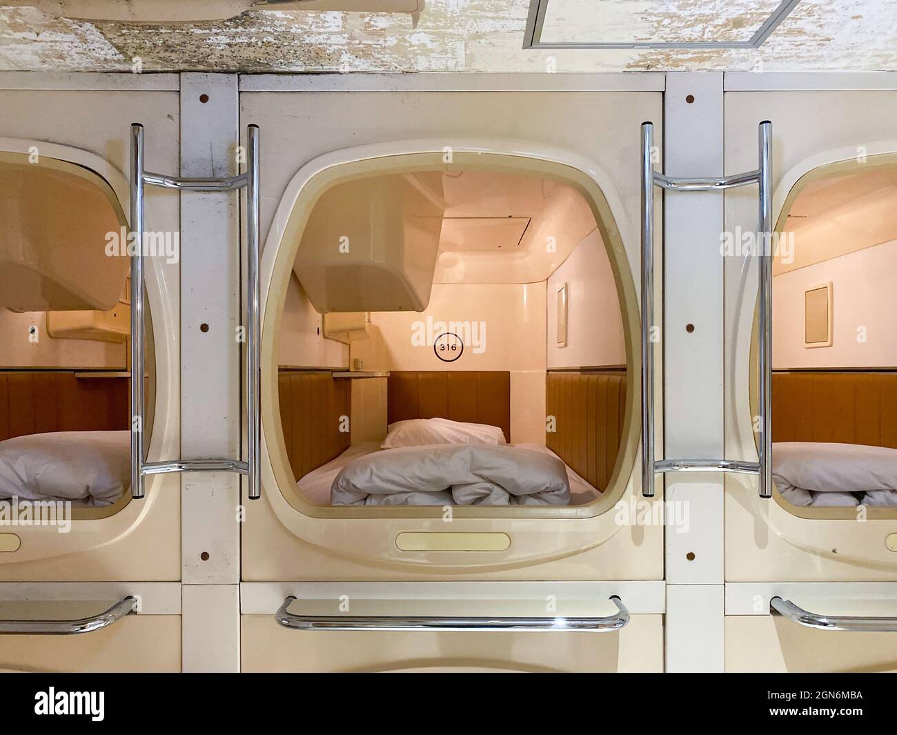 Tokio, Japan - 22. November 2019: Innenansicht des Capsule Hotels 9h ninehours in Tokio, Japan Stockfoto