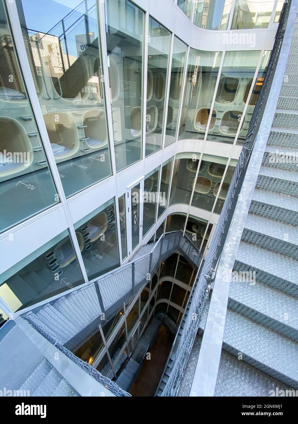 Tokio, Japan - 20. November 2019: Innenansicht des Capsule Hotels 9h ninehours in Tokio, Japan Stockfoto