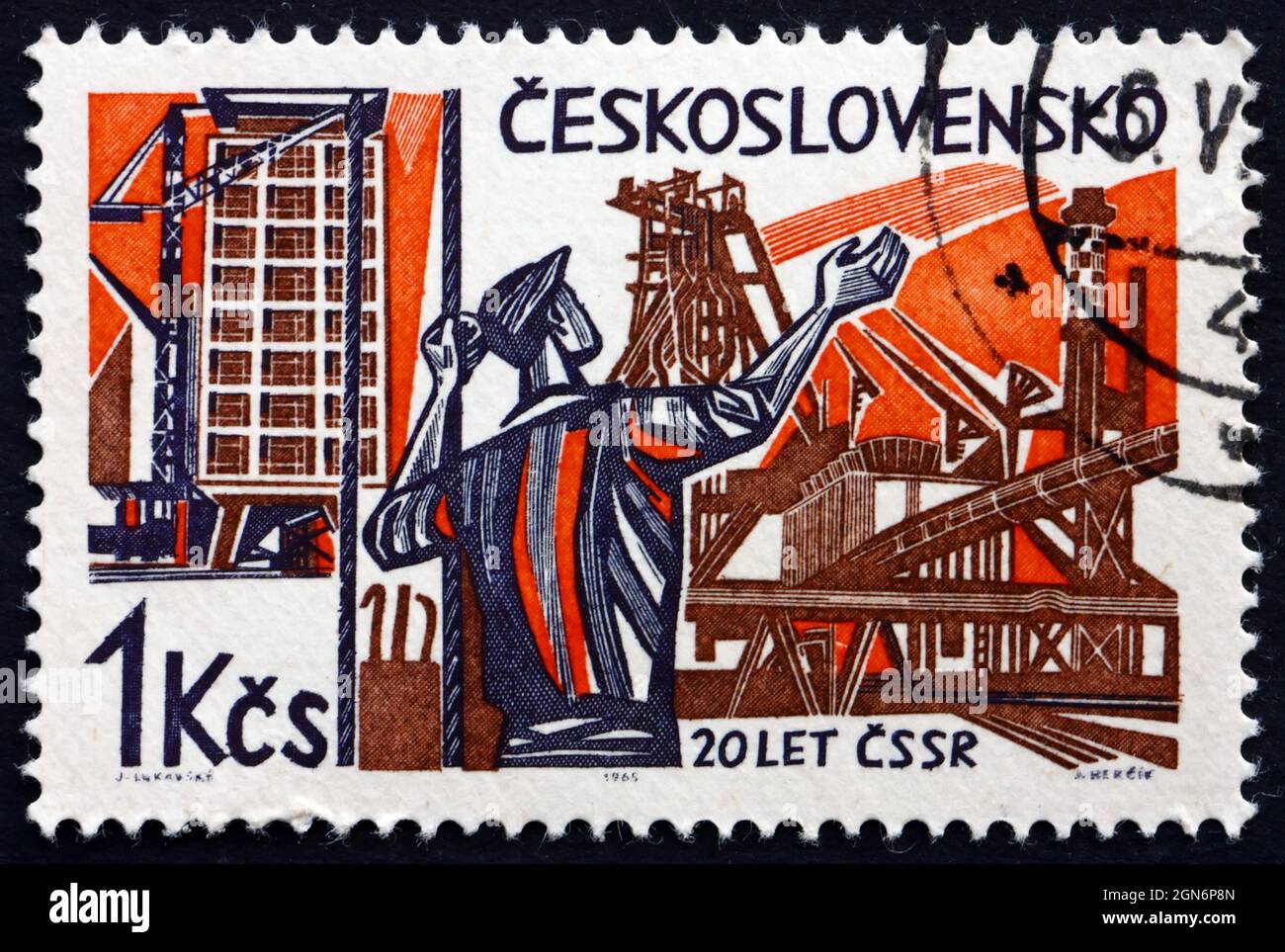 TSCHECHOSLOWAKEI - UM 1965: Eine in der Tschechoslowakei gedruckte Marke zeigt Arbeiter und Neubauten, 20. Jahrestag der Befreiung von den Nazis, Stockfoto