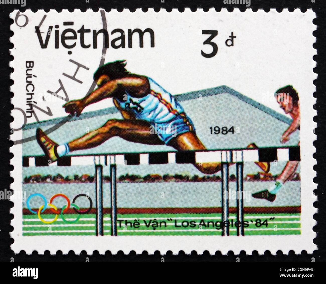 VIETNAM - UM 1983: Eine in Vietnam gedruckte Marke zeigt Hürden, Olympische Sommerspiele 1984, Los Angeles, um 1983 Stockfoto