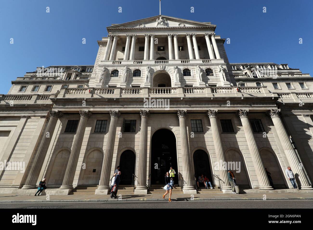Aktenfoto vom 20/09/19 der Bank of England, in der City of London. Die Bank of England wird sich am Donnerstag treffen, um über die Zinssätze zu entscheiden, da sie nach dem größten Inflationsschub seit mindestens 24 Jahren unter zunehmenden Druck Gerät, die steigenden Preise abzukühlen. Das jüngste Urteil des geldpolitischen Ausschusses (MPC) folgt dem größten Inflationsschub, der seit Jahren verzeichnet ist, von 2 % im Juli auf 3.2 % im August und kommt inmitten der rasant anstürzenden Energiepreise. Es wird erwartet, dass die Bank die Leitzinsen am Donnerstag bei 0.1 % halten wird. Stockfoto