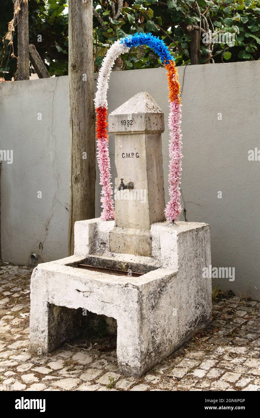 Ein öffentlicher Trinkbrunnen oder Wasserhahn in einem portugiesischen Dorf Stockfoto