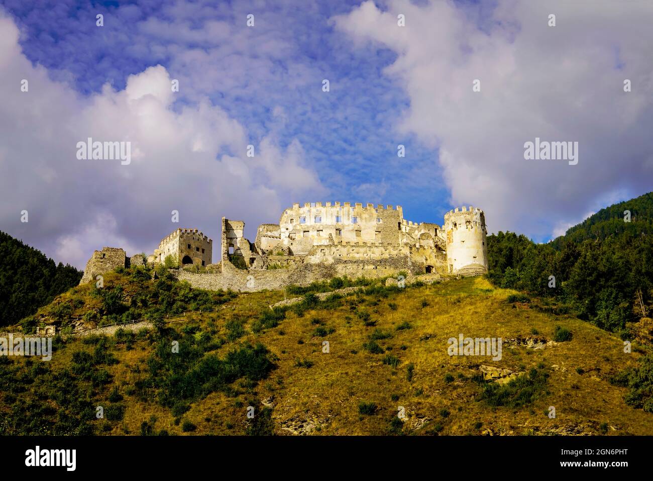 Ruine von Schloss Montechiaro, Vinschgau, Südtirol, Provinz Bozen, Italien, Stockfoto