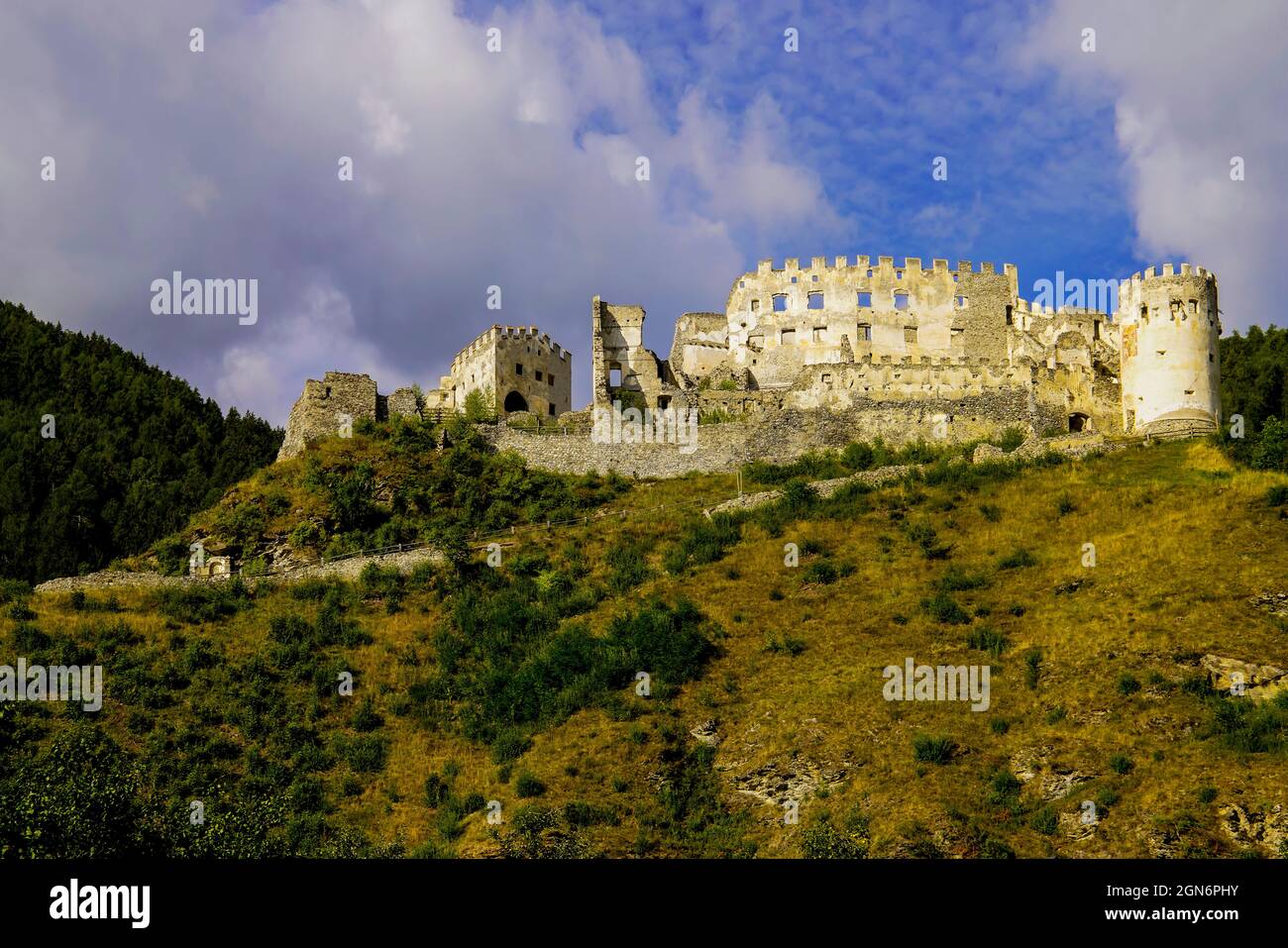 Ruine von Schloss Montechiaro, Vinschgau, Südtirol, Provinz Bozen, Italien, Stockfoto