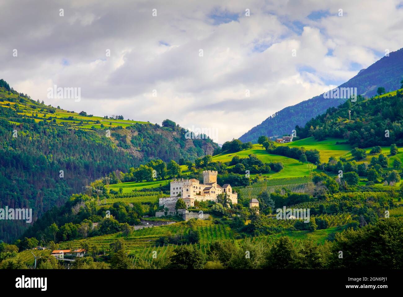 Die 1250 erbaute Churburg, eine der meistbesuchten Burgen Südtirols, Sluderno, Vinschgau, Provinz Bozen, Italien, Stockfoto