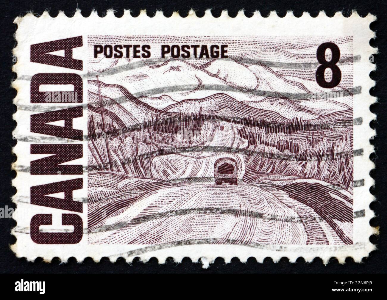 KANADA - UM 1967: Eine in Kanada gedruckte Marke zeigt Alaska Highway, Gemälde von Alexander Young Jackson, um 1967 Stockfoto