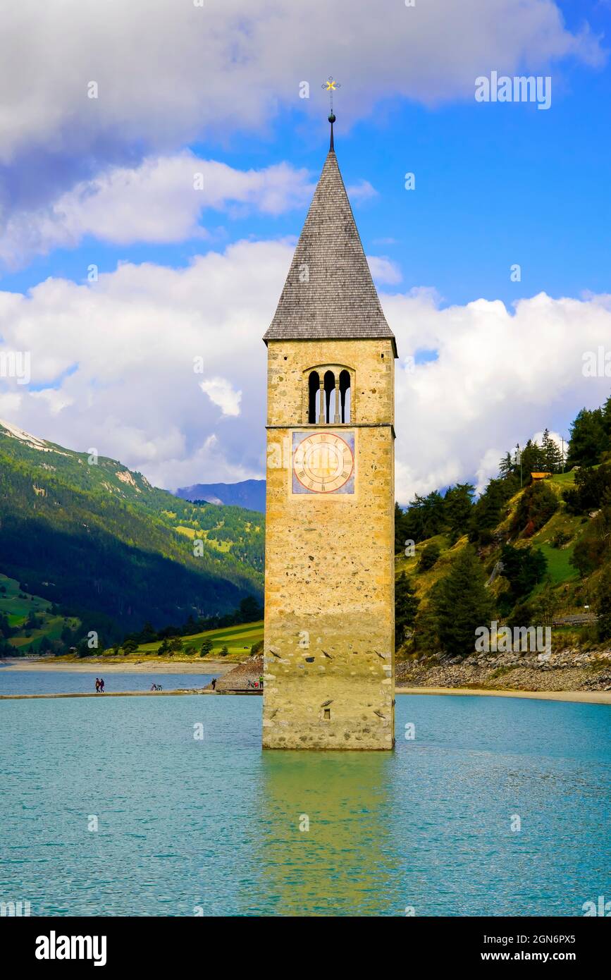 Aus dem Wasser des Sees im Reschensee, Südtirol, Italien, ragt nur die einone Glockenturm-Kirche. Der Glockenturm ist das einzige sichtbare Überbleibsel Stockfoto