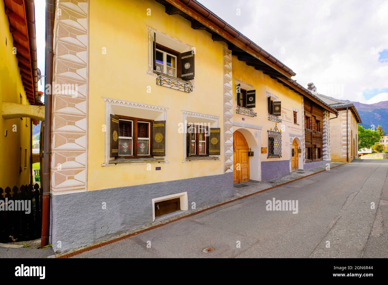 Hotel Chasa-Veglia malerisches Gebäude in Zernez, Schweiz, Zernez ist Gemeinde des Kantons Graubünden in der Schweiz. Zernez (1474 m Stockfoto