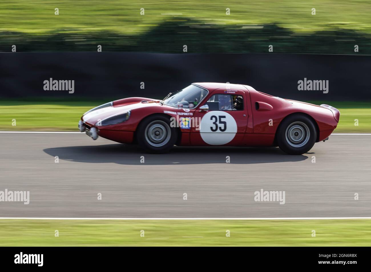 Rainer Becker/David Brabham pilotierte im Training für das RAC TT-Rennen des Goodwood Revival den Porsche 904 Carrera GTS. Stockfoto