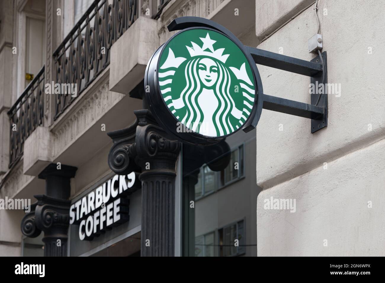 VALENCIA, SPANIEN - 21. SEPTEMBER 2021: Starbucks Corporation ist eine multinationale amerikanische Kaffeehauskette mit Sitz in Seattle Stockfoto