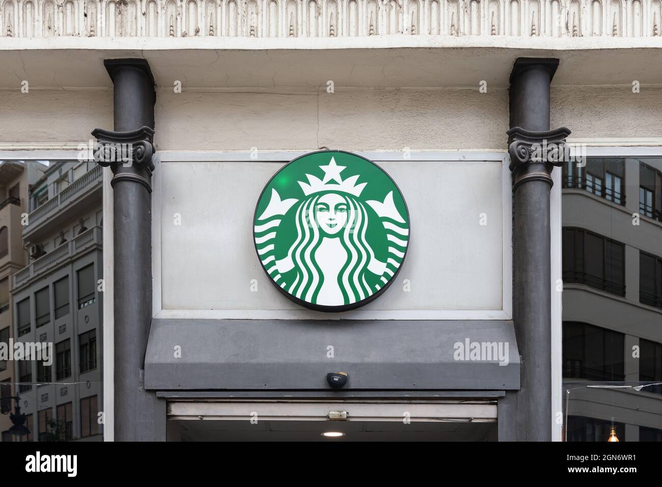 VALENCIA, SPANIEN - 21. SEPTEMBER 2021: Starbucks Corporation ist eine multinationale amerikanische Kaffeehauskette mit Sitz in Seattle Stockfoto