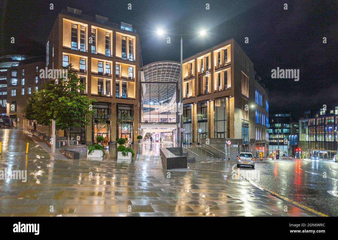 Blick von außen bei Nacht auf das neue Einkaufs- und Unterhaltungszentrum des St. James Quarter in Edinburgh, Schottland, Großbritannien Stockfoto