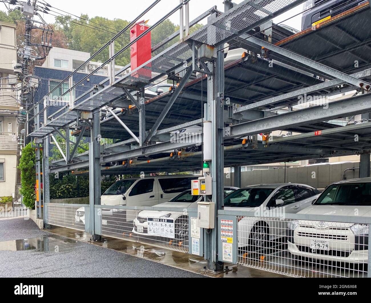 Tokio, Japan - 23. November 2019: Zweistöckige Parkplätze für Autos in Tokio Stockfoto