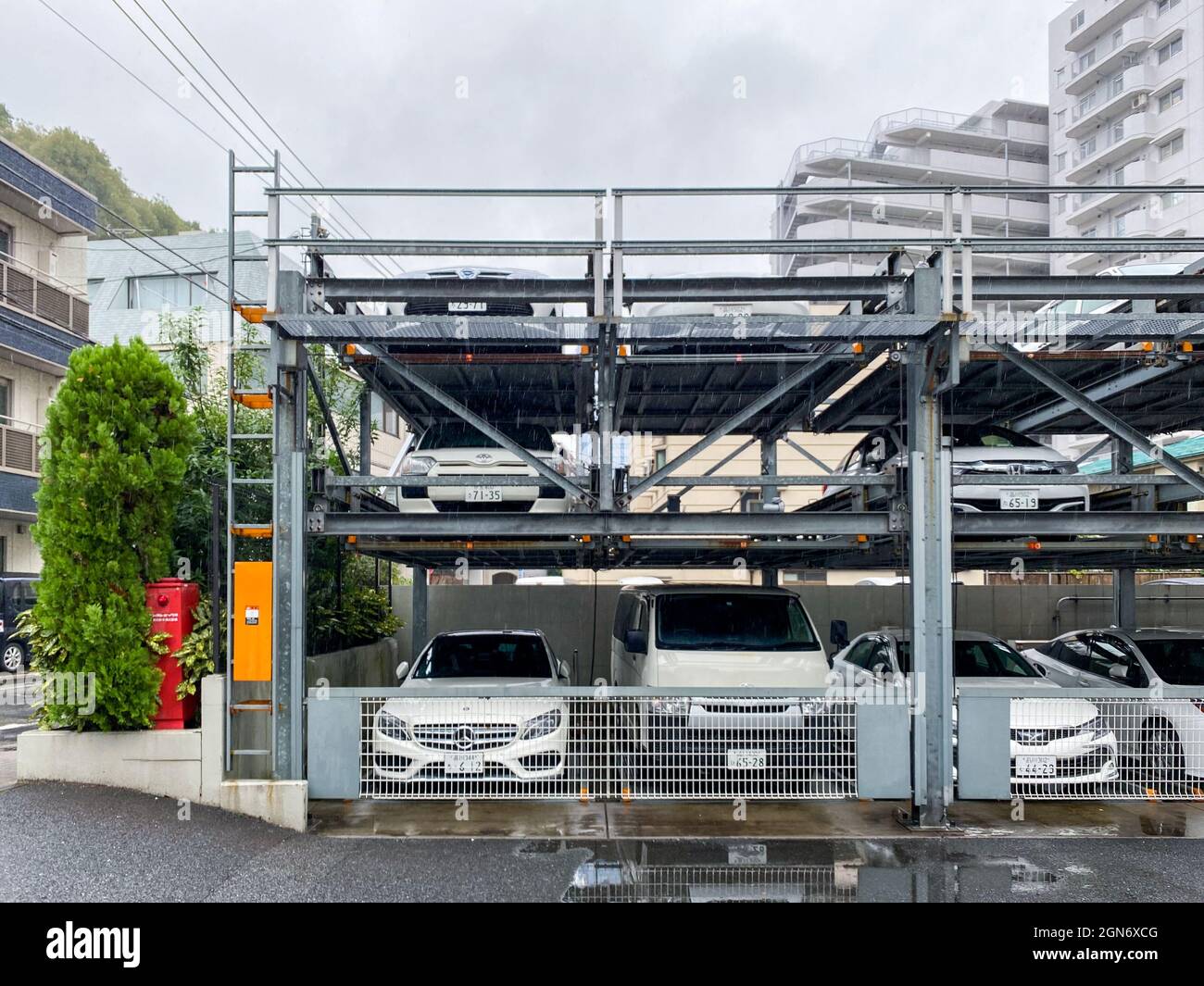 Tokio, Japan - 23. November 2019: Zweistöckige Parkplätze für Autos in Tokio Stockfoto