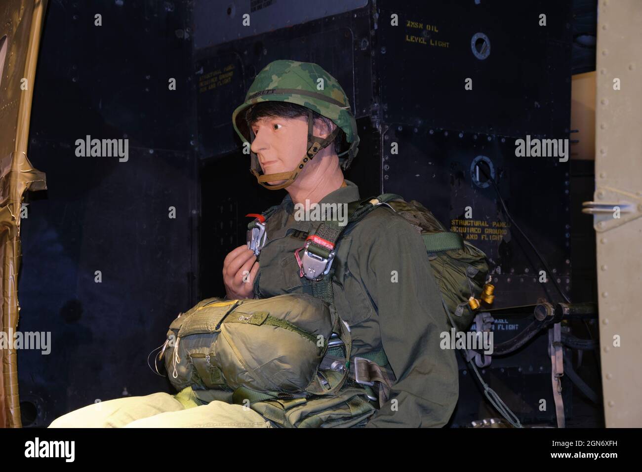 Ein Soldat, der bereit ist, aus einem Huey-Hubschrauber der vietnamesischen Ära zu springen. Im Quartermaster Army Museum in Fort Lee, Virginia. Stockfoto