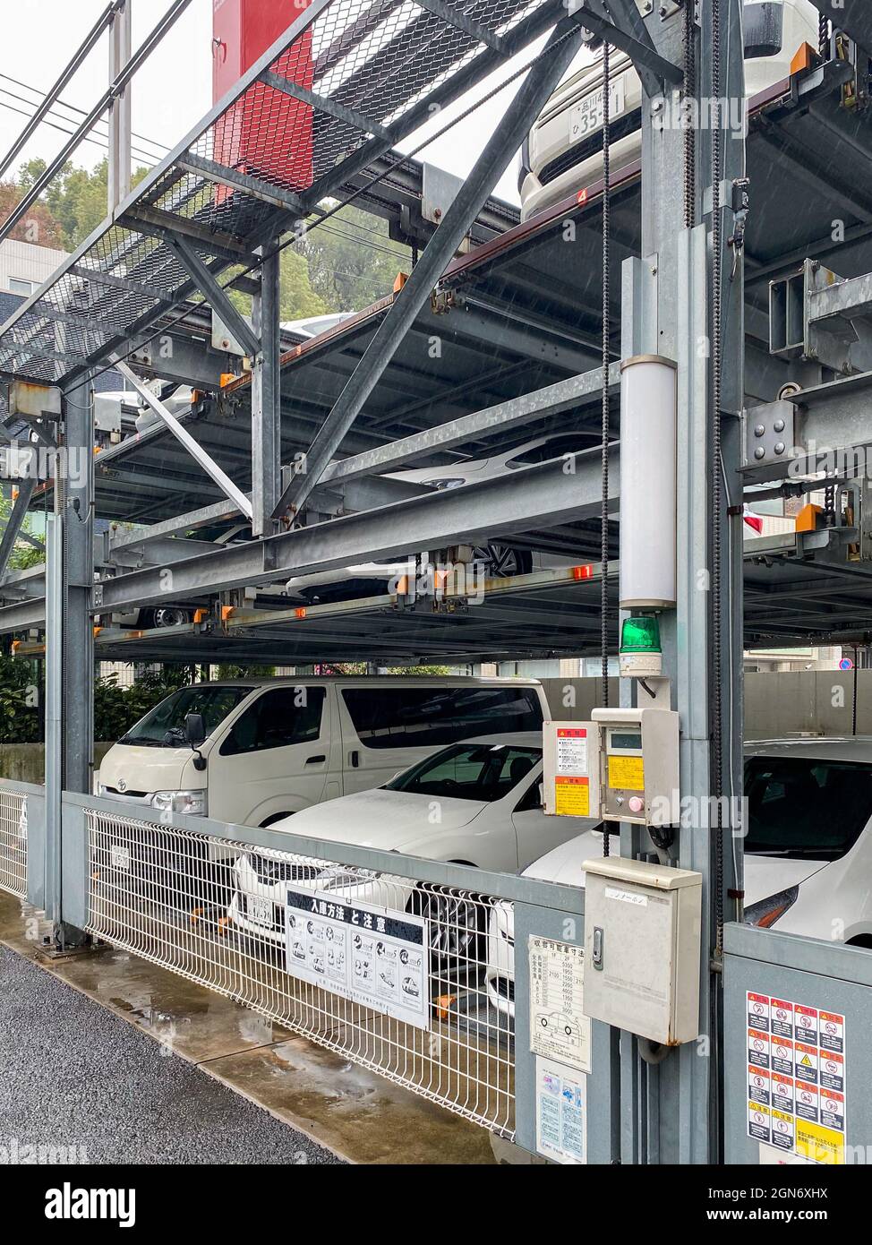 Tokio, Japan - 23. November 2019: Zweistöckige Parkplätze für Autos in Tokio Stockfoto