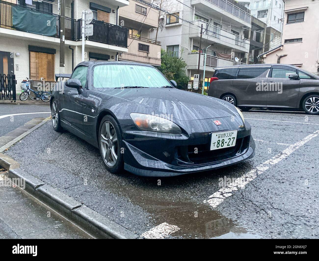 Tokio, Japan – 23. November 2019: Honda S2000 in einer ruhigen Straße in Tokio Stockfoto