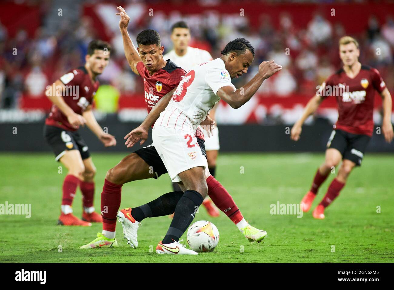 Marcos Andre aus Valencia und Jules Kounde aus Sevilla während der spanischen Liga La Liga Santander spielte am 22. September 2021 im Stadion Ramon Sanchez-Pizjuan in Sevilla, Spanien, ein Fußballspiel zwischen dem FC Sevilla und dem FC Valencia CF. Foto Joaquin Corchero / SpainDPPI / DPPI - Foto: Joaquin Corchero/DPPI/LiveMedia Stockfoto